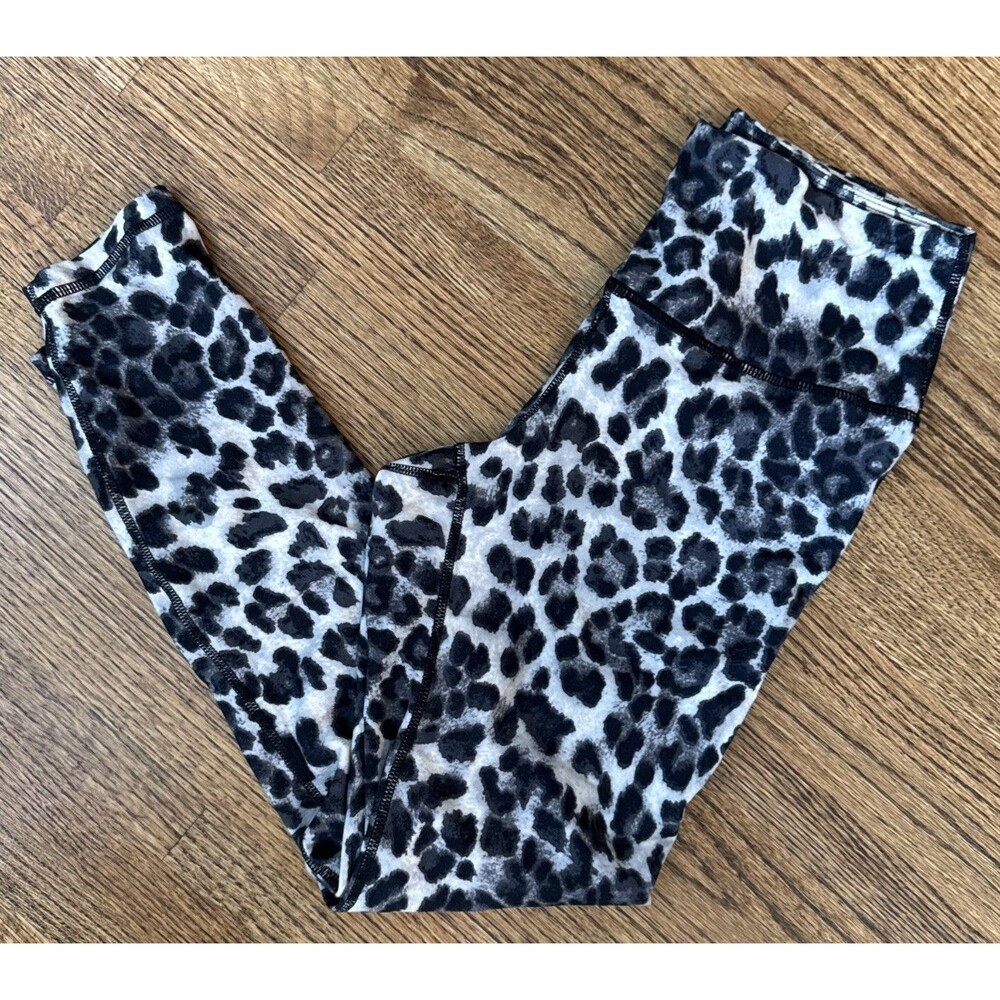 Women’s Snow Leopard Animal Printed Leggings- Size Small